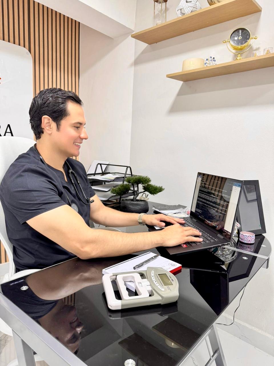 Doctor trabajando en consultorio